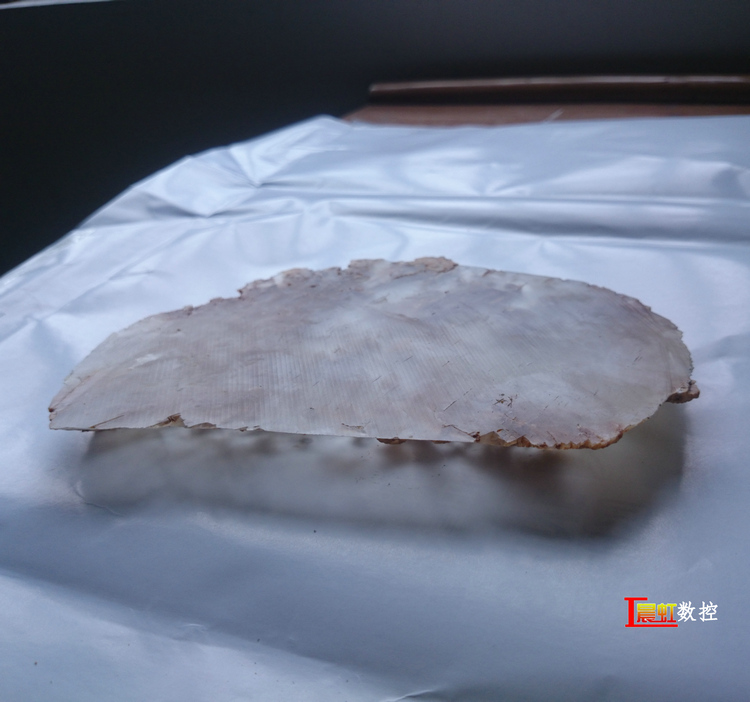 泰州晨虹CHSX5630-XW型數控金剛石線切割機切割冰洲石1小時40分鐘切完效果

